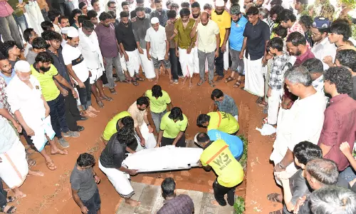 ഉറ്റവരുടെ അന്ത്യചുംബനങ്ങൾ ഏറ്റുവാങ്ങി   നാലു കൂട്ടുകാരും ഒരുമിച്ച് അന്ത്യയാത്രയായി