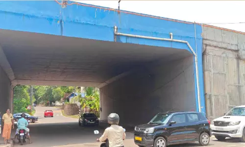 സർവിസ് റോഡിൽ അപകടം പതിയിരിക്കുന്നു