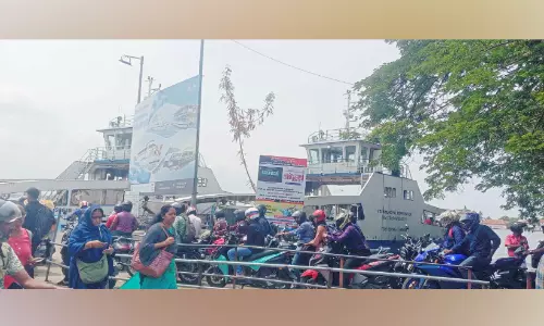 റോ-റോ വെസലുകളിൽ ഒന്ന് കട്ടപ്പുറത്തായി; വലഞ്ഞ് യാത്രക്കാർ