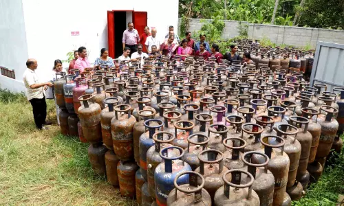 ഗ്യാസ് ഗോഡൗണിൽ പരിശോധന: അനധികൃത വാണിജ്യ സിലിണ്ടർ ശേഖരം പിടികൂടി
