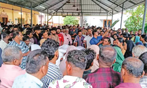 നാടിനെ കണ്ണീരിലാഴ്ത്തി മടക്കം; വാഹനാപകടത്തിൽ മരിച്ച അമ്മയുടെയും മകളുടെയും മൃതദേഹം ഖബറടക്കി