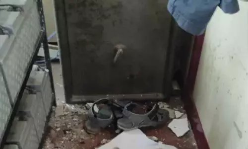 ആർ.ടി ഓഫിസിൽ മേൽക്കൂരയിലെ സിമന്റ് പാളി അടർന്നുവീണു