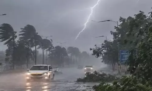 യു.പിയിൽ അതിശക്തമായ കാറ്റിൽ വീടിന്റെ മേൽക്കൂരക്കൊപ്പം പറന്നുയർന്ന് യുവാവ്; 50 അടി ഉയരത്തിൽ നിന്ന് വീണ് പരിക്ക്. യു.പിയിൽ അതിശക്തമായ കാറ്റിൽ വീടിന്റെ മേൽക്കൂരക്കൊപ്പം പറന്നുയർന്ന് യുവാവ്; 50 അടി ഉയരത്തിൽ നിന്ന് വീണ് പരിക്ക്.
