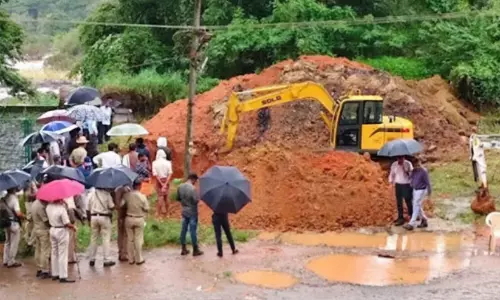 കൂലിക്കുടിശ്ശിക തേടി ധർമസ്ഥലയിൽ ‘ശവക്കുഴി’ തോണ്ടിയ തൊഴിലാളികൾ കൂലിക്കുടിശ്ശിക തേടി ധർമസ്ഥലയിൽ ‘ശവക്കുഴി’ തോണ്ടിയ തൊഴിലാളികൾ