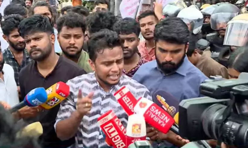 ‘ഞങ്ങളെ അടിച്ചാൽ ഞങ്ങളുടെ ഭീകരതയ്ക്ക് അറുതിയുണ്ടാകില്ല’ -പൊലീസിനെതിരെ എസ്.എഫ്.ഐ കൊലവിളി പ്രസംഗം: നേതാക്കൾക്കെതിരെ ജാമ്യമില്ലാ കേസ് ‘ഞങ്ങളെ അടിച്ചാൽ ഞങ്ങളുടെ ഭീകരതയ്ക്ക് അറുതിയുണ്ടാകില്ല’ -പൊലീസിനെതിരെ എസ്.എഫ്.ഐ കൊലവിളി പ്രസംഗം: നേതാക്കൾക്കെതിരെ ജാമ്യമില്ലാ കേസ്