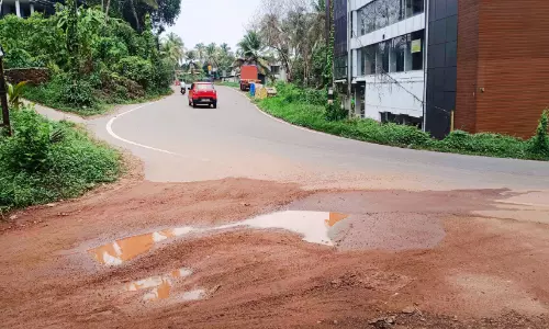ദേ​ശീ​യ പാ​ത​ക്ക​രി​കി​ൽ റോ​ഡി​ൽ   അ​പ​ക​ട​ക്കു​ഴി​ക​ളും വെ​ള്ള​ക്കെ​ട്ടും