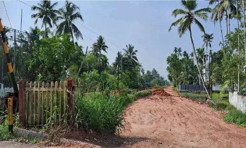 റെയിൽവേ പാത ഇരട്ടിപ്പിക്കൽ; പൊതുതോടുകൾ നികത്തുന്നതിൽ വ്യാപക ആശങ്ക റെയിൽവേ പാത ഇരട്ടിപ്പിക്കൽ; പൊതുതോടുകൾ നികത്തുന്നതിൽ വ്യാപക ആശങ്ക