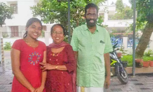 സതീശൻ സൗഹൃദം ചൊരിയുന്ന അയൽവാസി