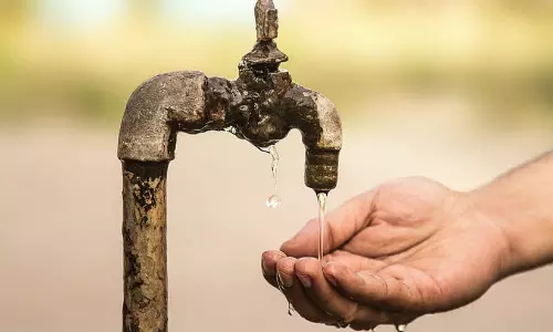മു​ന്ന​റി​യി​പ്പി​ല്ലാ​തെ അ​റ്റ​കു​റ്റ​പ്പ​ണി; കു​ടി​വെ​ള്ളം കി​ട്ടാ​തെ   ദു​രി​ത​ത്തി​ലാ​യി നാ​ട്ടു​കാ​ർ