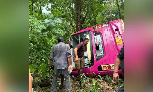 ത​ട്ടേ​ക്ക​ണ്ണി​യി​ൽ സ്വ​കാ​ര്യ ബ​സ്​   മ​റി​ഞ്ഞ് 20 പേ​ർ​ക്ക്​ പ​രി​ക്ക്