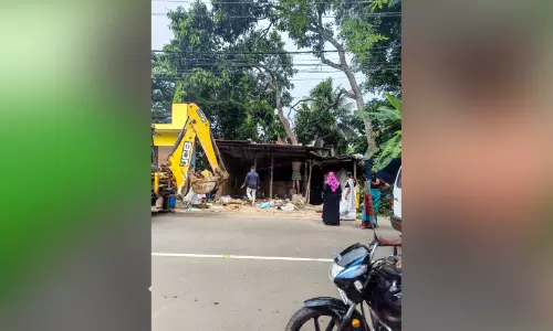 കുറ്റിച്ചലിലെ ലഹരികേന്ദ്രം   പൊളിച്ചുനീക്കി