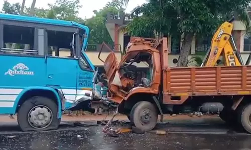 ബസും ടിപ്പറും കൂട്ടിയിടിച്ച് ഒരാൾ മരിച്ചു