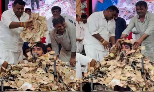 ഗായകനുമേൽ നോട്ട് കൂമ്പാരം തീർത്ത് ആരാധകർ; വൈറലായി ഗുജറാത്തിലെ ഡയറോ ഗാനാലാപനത്തിന്റെ ദൃശ്യം