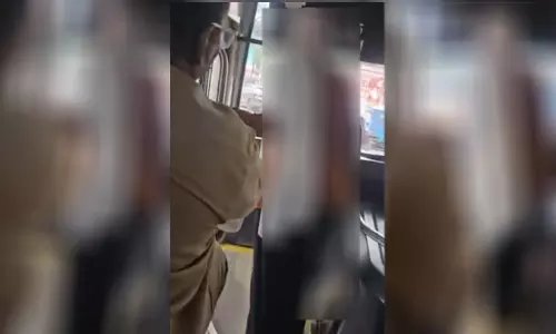സ്റ്റോപ്പില്ലാത്ത സ്ഥലത്ത് ബസ് നിർത്തണമെന്ന് ആവശ്യം: യുവതി കെ.എസ്.ആർ.ടി.സി ബസിന്റെ ഗ്ലാസ് അടിച്ചുതകർത്തു സ്റ്റോപ്പില്ലാത്ത സ്ഥലത്ത് ബസ് നിർത്തണമെന്ന് ആവശ്യം: യുവതി കെ.എസ്.ആർ.ടി.സി ബസിന്റെ ഗ്ലാസ് അടിച്ചുതകർത്തു