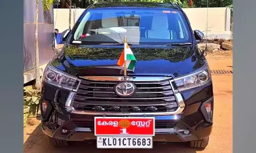 വാഹന വ്യൂഹവും ഇസഡ് പ്ലസ് സുരക്ഷയുമില്ല; ഇത് സതീശൻ സ്റ്റൈൽ
