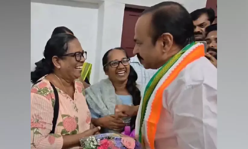 സതീശനെ സന്ദർശിച്ച് ആശാവർക്കർമാർ സതീശനെ സന്ദർശിച്ച് ആശാവർക്കർമാർ
