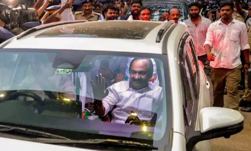 സതീശൻ കാറിന്റെ പിൻസീറ്റിലേക്ക് മാറുമോ? മന്ത്രിമാർക്കായി 25 ഇന്നോവ കാറുകൾ സതീശൻ കാറിന്റെ പിൻസീറ്റിലേക്ക് മാറുമോ? മന്ത്രിമാർക്കായി 25 ഇന്നോവ കാറുകൾ