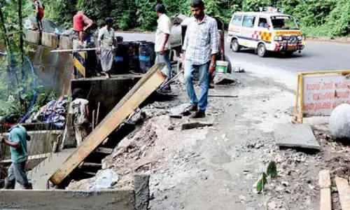 ചുരത്തിൽ കലുങ്ക് നവീകരണം തുടങ്ങി; ഭാ​ര​വാ​ഹ​ന​ങ്ങ​ൾ​ക്ക് നി​യ​ന്ത്ര​ണം