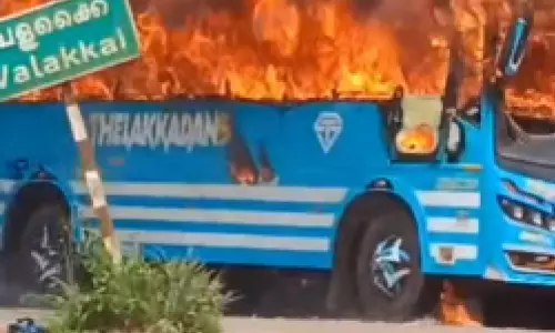 ഓടുന്ന ബസിന് തീപിടിച്ചു; യാത്രക്കാർ അത്ഭുതകരമായി രക്ഷപ്പെട്ടു