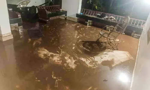 ദേശീയപാതയിൽ നിന്ന് മഴവെള്ളവും ചളിയും ഒലിച്ചിറങ്ങി; കുടുംബം ദുരിതത്തിൽ