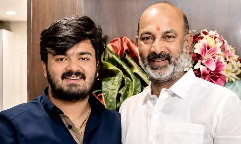 കേന്ദ്രമന്ത്രി ബണ്ടി സഞ്ജയ് കുമാറിന്റെ മകനെതിരെ പോക്സോ കേസ്; പൊലീസിൽ കീഴടങ്ങി ബണ്ടി ഭഗീരഥ് സായി കേന്ദ്രമന്ത്രി ബണ്ടി സഞ്ജയ് കുമാറിന്റെ മകനെതിരെ പോക്സോ കേസ്; പൊലീസിൽ കീഴടങ്ങി ബണ്ടി ഭഗീരഥ് സായി