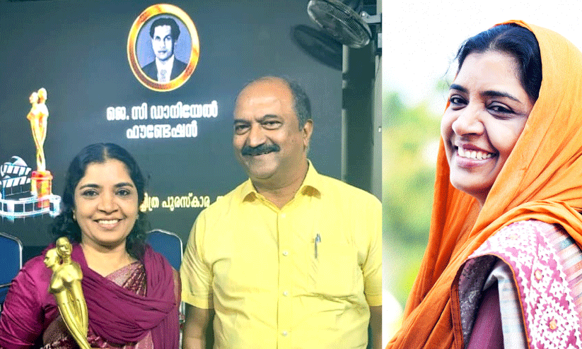 മുൻ മന്ത്രി ടി.എൻ. ബാലഗോപാലിനൊപ്പം അല്ലി ഫാത്തിമ പുരസ്കാര നിമിഷത്തിൽ