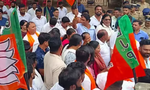 മന്ത്രി ലക്ഷ്മി ഹെബ്ബാൾക്കറിന് ഗോ ബാക്ക് വിളി