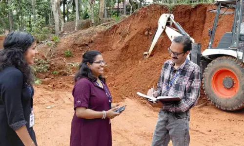 കല്ലാച്ചി മാർക്കറ്റിന് പിന്നിൽ അനധികൃത മണ്ണെടുപ്പ് കല്ലാച്ചി മാർക്കറ്റിന് പിന്നിൽ അനധികൃത മണ്ണെടുപ്പ്