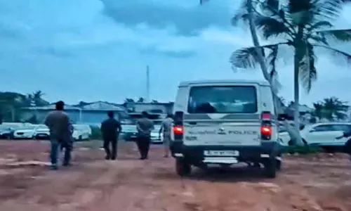 ഭൂമാഫിയ ഇടക്കൊച്ചിയിൽ തണ്ണീർത്തടം നികത്തുന്നു