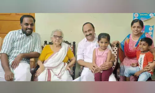 വി.ഡി. സതീശൻ മുഖ്യമന്ത്രി കസേരയിലേക്ക്; അരൂക്കുറ്റി മട്ടമ്മേൽ കുടുംബത്തിൽ ആഹ്ലാദം വി.ഡി. സതീശൻ മുഖ്യമന്ത്രി കസേരയിലേക്ക്; അരൂക്കുറ്റി മട്ടമ്മേൽ കുടുംബത്തിൽ ആഹ്ലാദം
