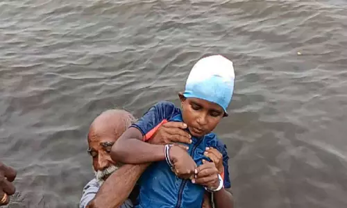 കൈകൾ ബന്ധിച്ച് വേമ്പനാട്ടു കായൽ നീന്തി മൂന്നാം ക്ലാസുകാരൻ