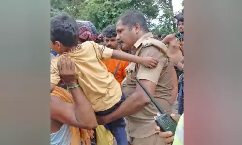 മെഗാഫോൺ കൈയ്യിൽ കിട്ടി; കൂട്ടം തെറ്റിയ കുട്ടിയെ മിനിറ്റുകൾക്കുള്ളിൽ കണ്ടെത്തി പൊലീസ്