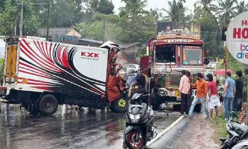 കെ.എസ്.ടി.പി റോഡിൽ ലോറികൾ കൂട്ടിയിടിച്ചു; ഡ്രൈവർക്ക് ഗുരുതരം
