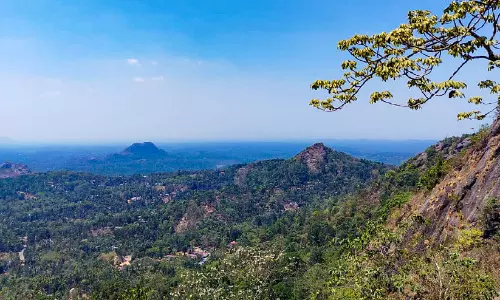 ശിലായുഗത്തിന്റെ നിഴൽ വീണ വഴികൾ ശിലായുഗത്തിന്റെ നിഴൽ വീണ വഴികൾ