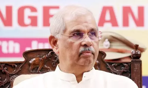 സത്യപ്രതിജ്ഞ ചടങ്ങിൽ മുഖ്യമന്ത്രിയും മന്ത്രിമാരും ചീഫ് സെക്രട്ടറിമാരും മാത്രമേ പാടുള്ളൂവെന്ന് ലോക്ഭവൻ