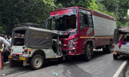 ജീപ്പും ലോറിയും കൂട്ടിയിടിച്ച് രണ്ട് മലയാളികൾ മരിച്ചു: കുടജാദ്രി ദർശനം കഴിഞ്ഞ് മടങ്ങുകയായിരുന്ന സംഘം