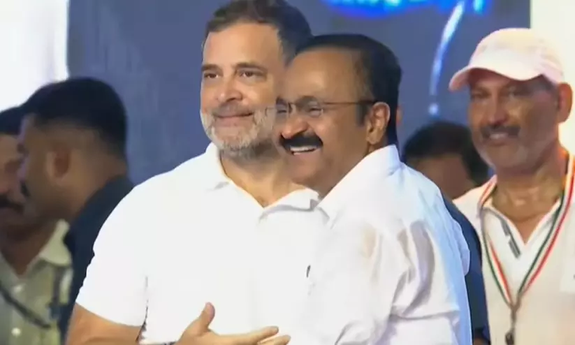‘വടശ്ശേരി ദാമോദരമേനോൻ സതീശൻ എന്ന ഞാൻ...’ -കരഘോഷത്തോടെ ഇളകി മറിഞ്ഞ് സദസ്സ് ‘വടശ്ശേരി ദാമോദരമേനോൻ സതീശൻ എന്ന ഞാൻ...’ -കരഘോഷത്തോടെ ഇളകി മറിഞ്ഞ് സദസ്സ്