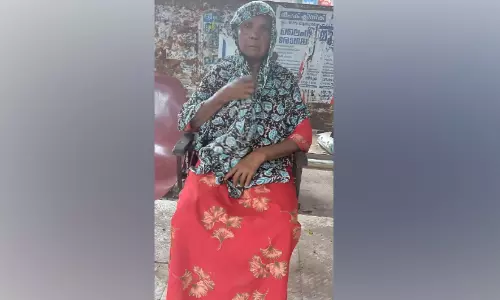 മക്കൾ ഉപേക്ഷിച്ചു; കാരുണ്യത്തണൽ തേടി വയോധിക തെരുവിൽ