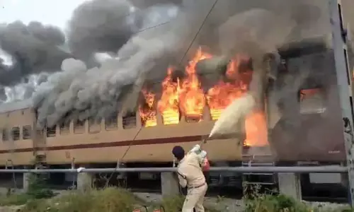 ബിഹാറിൽ പാസഞ്ചർ ട്രെയിനിന് തീപിടിച്ചു; ഷോർട്ട് സർക്യൂട്ടെന്ന് സംശയം, വൻ ദുരന്തം ഒഴിവായത് തലനാരിഴക്ക് ബിഹാറിൽ പാസഞ്ചർ ട്രെയിനിന് തീപിടിച്ചു; ഷോർട്ട് സർക്യൂട്ടെന്ന് സംശയം, വൻ ദുരന്തം ഒഴിവായത് തലനാരിഴക്ക്