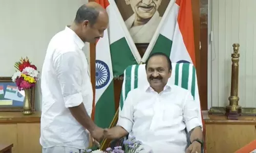 മുഖ്യമന്ത്രി കസേരയിൽ സതീശൻ; ആദ്യ ഹസ്തദാനം നൽകി ഷിയാസ്