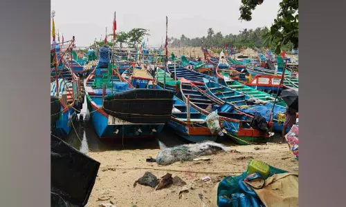 കാലാവസ്ഥ മുന്നറിയിപ്പ്; വള്ളങ്ങള് സുരക്ഷിത സ്ഥാനത്തേക്ക് മാറ്റി കാലാവസ്ഥ മുന്നറിയിപ്പ്; വള്ളങ്ങള് സുരക്ഷിത സ്ഥാനത്തേക്ക് മാറ്റി