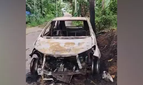 വഴിയരികിൽ നിർത്തിയിട്ടിരുന്ന കാർ കത്തിനശിച്ചു
