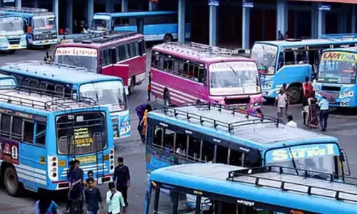 കെ.എസ്.ആർ.ടി.സി ബസിൽ സ്ത്രീകൾക്ക് സൗജന്യ യാത്ര: ആശങ്ക അറിയിച്ച് സ്വകാര്യ ബസ് ഉടമകൾ കെ.എസ്.ആർ.ടി.സി ബസിൽ സ്ത്രീകൾക്ക് സൗജന്യ യാത്ര: ആശങ്ക അറിയിച്ച് സ്വകാര്യ ബസ് ഉടമകൾ