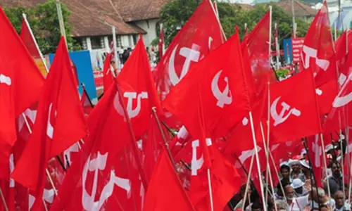 പയ്യന്നൂരിലും തളിപ്പറമ്പിലും സി.പി.എം പരാജയം അന്വേഷിക്കാൻ കമീഷൻ, രണ്ട് സംസ്ഥാന കമ്മിറ്റിയംഗങ്ങൾ ഉൾപ്പെടുന്ന സംഘത്തിനാണ് അന്വേഷണച്ചുമതല പയ്യന്നൂരിലും തളിപ്പറമ്പിലും സി.പി.എം പരാജയം അന്വേഷിക്കാൻ കമീഷൻ, രണ്ട് സംസ്ഥാന കമ്മിറ്റിയംഗങ്ങൾ ഉൾപ്പെടുന്ന സംഘത്തിനാണ് അന്വേഷണച്ചുമതല