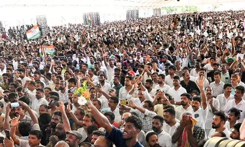 ‘ദൈവനാമത്തിൽ’; പതാകകളും മുദ്രാവാക്യം വിളികളുമായി സെൻട്രൽ സ്റ്റേഡിയം നിറഞ്ഞു ‘ദൈവനാമത്തിൽ’; പതാകകളും മുദ്രാവാക്യം വിളികളുമായി സെൻട്രൽ സ്റ്റേഡിയം നിറഞ്ഞു