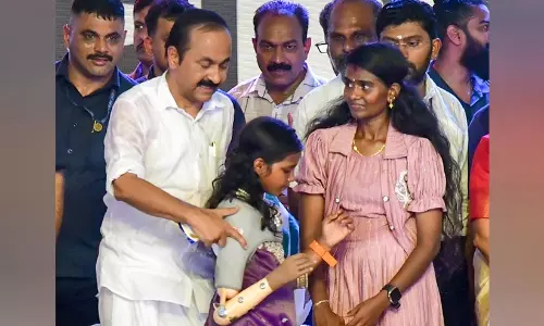 വിനോദിനിയെത്തി; വി.ഡി. സാർ സമ്മാനിച്ച കൈകൊണ്ട് പൂച്ചെണ്ട് നൽകാൻ വിനോദിനിയെത്തി; വി.ഡി. സാർ സമ്മാനിച്ച കൈകൊണ്ട് പൂച്ചെണ്ട് നൽകാൻ