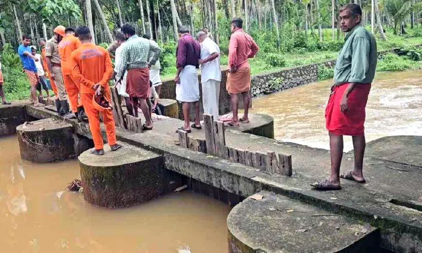 കനത്ത മഴയിൽ കുമ്മങ്കോട് തോട് കവിഞ്ഞു; രക്ഷകരായി ഫയർ ഫോഴ്സ് കനത്ത മഴയിൽ കുമ്മങ്കോട് തോട് കവിഞ്ഞു; രക്ഷകരായി ഫയർ ഫോഴ്സ്