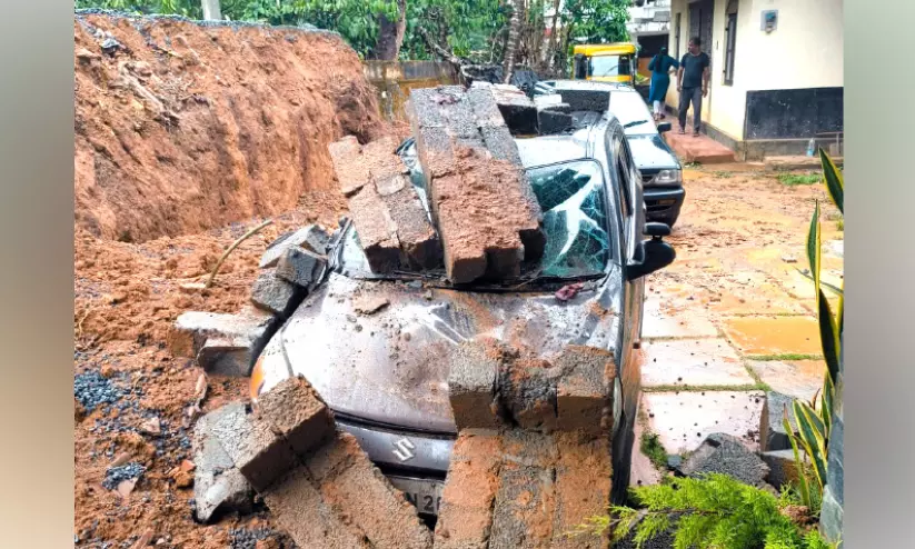 കനത്ത മഴ; മതിലിടിഞ്ഞ് രണ്ടു കാറുകള് തകര്ന്നു കനത്ത മഴ; മതിലിടിഞ്ഞ് രണ്ടു കാറുകള് തകര്ന്നു