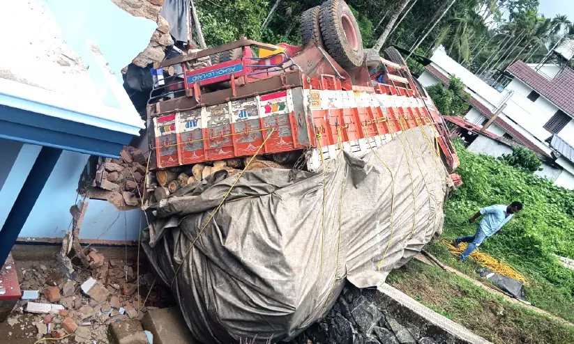 ഇരുളത്ത് ലോറി വീടിന് മുകളിലേക്ക് മറിഞ്ഞു ഇരുളത്ത് ലോറി വീടിന് മുകളിലേക്ക് മറിഞ്ഞു