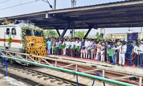 ബംഗളൂരു- മുംബൈ ട്രെയിൻ സർവിസ് ആരംഭിച്ചു ബംഗളൂരു- മുംബൈ ട്രെയിൻ സർവിസ് ആരംഭിച്ചു